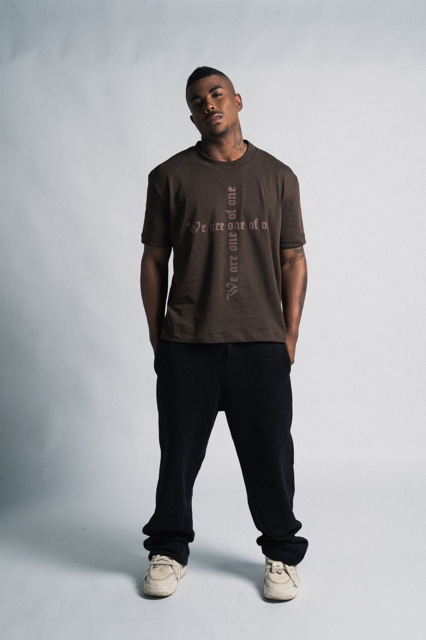 camiseta regular one of one cruz